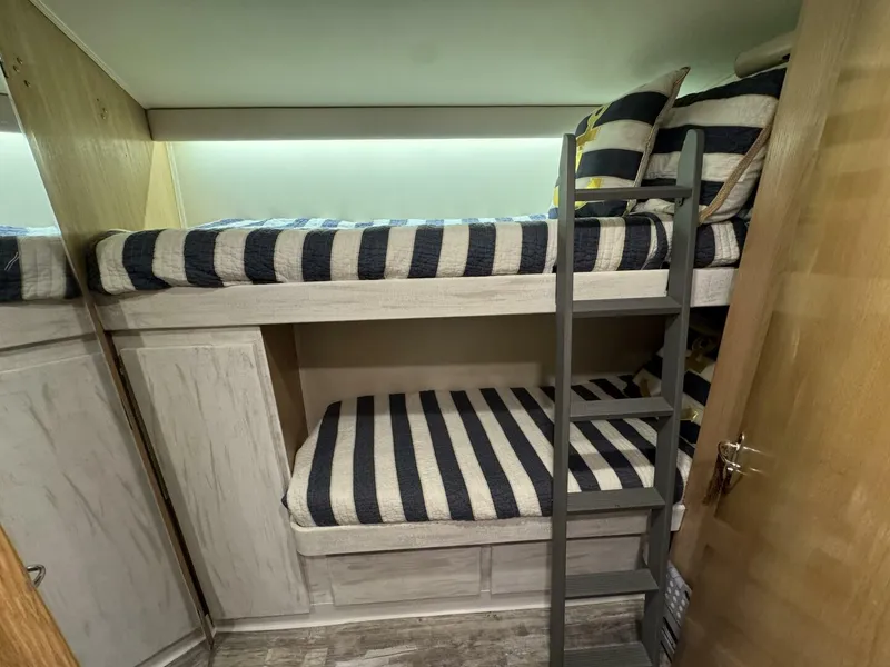 Slide: The Image of Hatteras 54 Yacht 1994 - 4504094