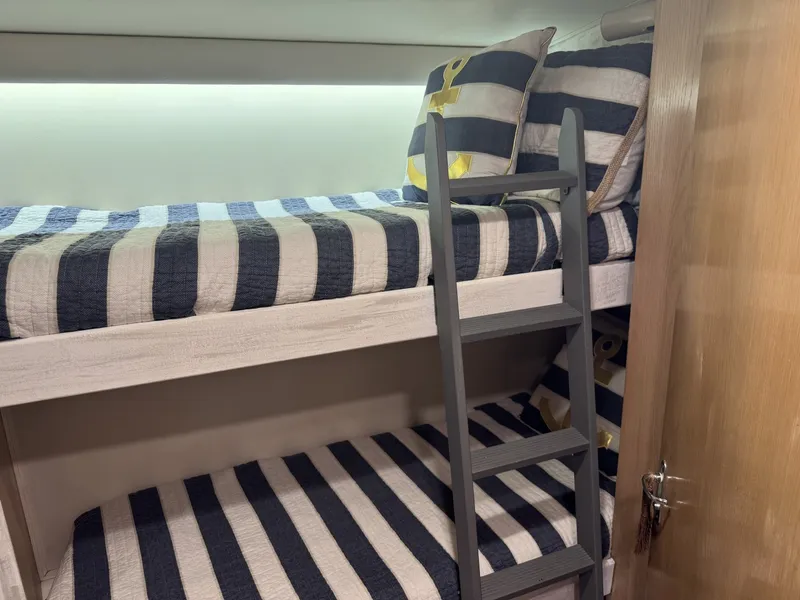 Slide: The Image of Hatteras 54 Yacht 1994 - 7465576