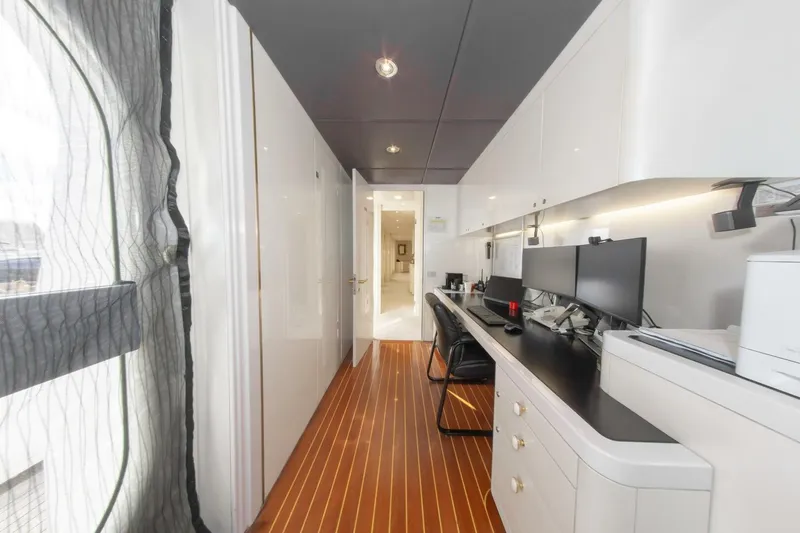 Slide: The Image of 164 OCEANFAST 1989 CAPTAINS OFFICE - 4511390