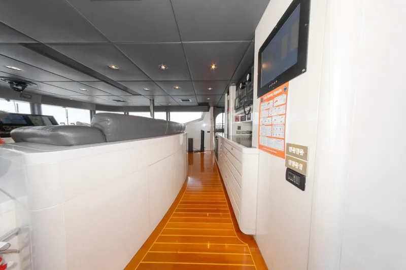 Slide: The Image of 164 OCEANFAST 1989 HELM AREA PASSAGEWAY - 4511417