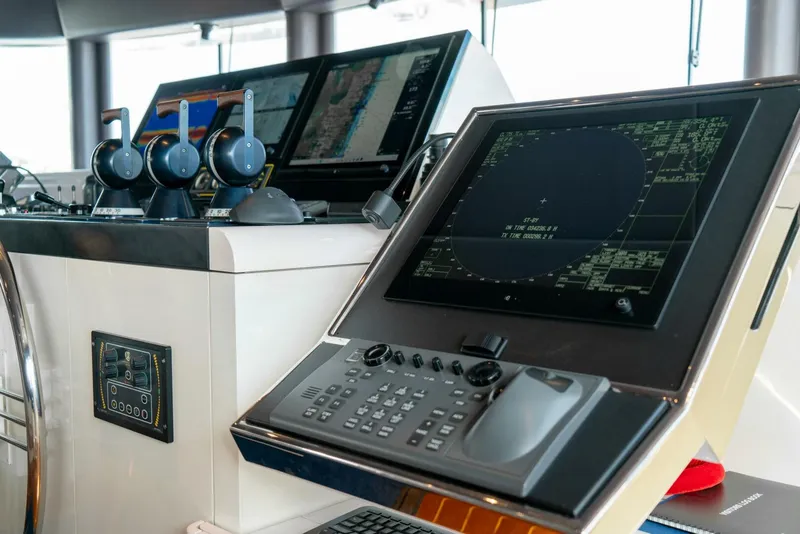 Slide: The Image of 164 OCEANFAST 1989 HELM RADAR - 4511420