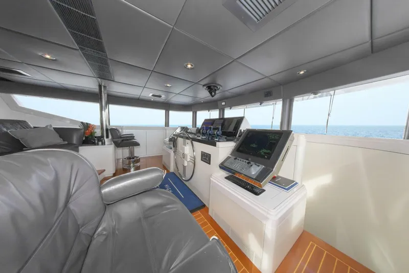 Slide: The Image of 164 OCEANFAST 1989 HELM STARBOARD SIDE - 4511421