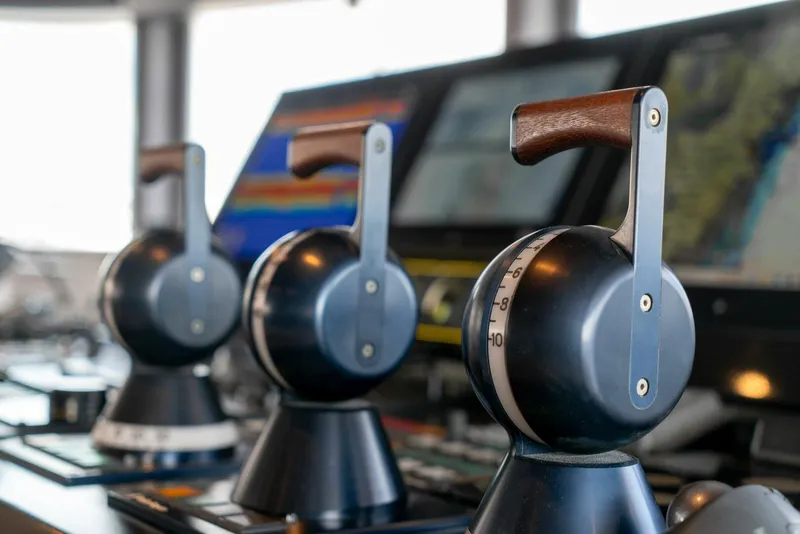 Slide: The Image of 164 OCEANFAST 1989 MAIN HELM CONTROLS - 4511423