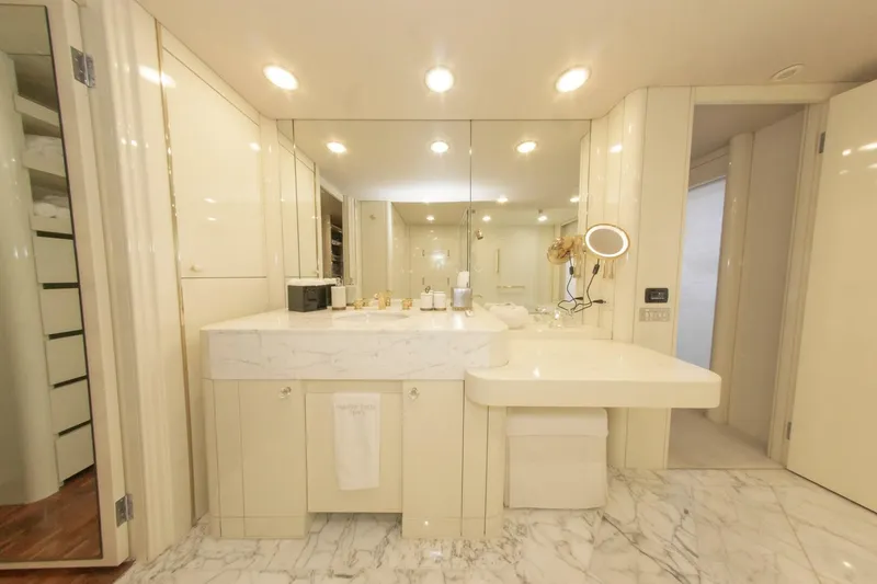 Slide: The Image of 164 OCEANFAST 1989 MASTER 2ND HEAD VANITY - 4511435