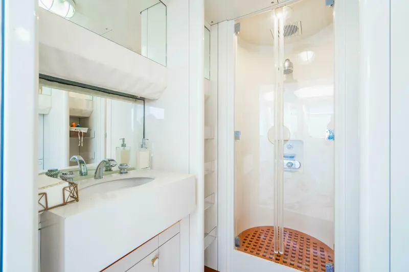 Slide: The Image of 164 OCEANFAST 1989 BATHROOM  - 4511300