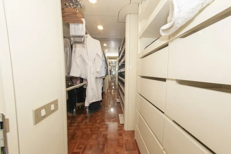 Slide: The Image of 164 OCEANFAST 1989 MASTER CLOSET - 4511440