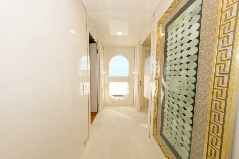 Slide: The Image of 164 OCEANFAST 1989 MASTER HALLWAY - 4511443