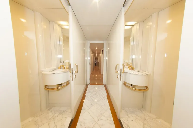 Slide: The Image of 164 OCEANFAST 1989 SINKS - 4511459