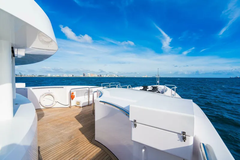 Slide: The Image of 164 OCEANFAST 1989 BOW AREA : CONTROL STATION - 4511303