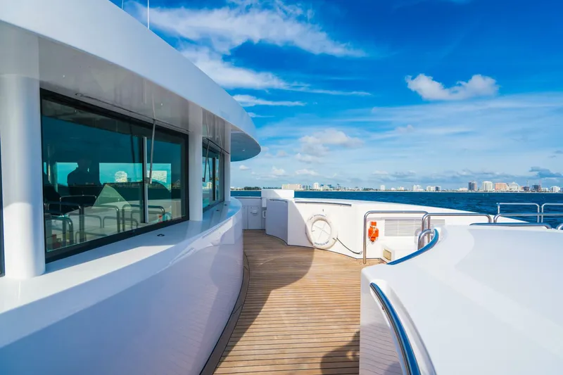 Slide: The Image of 164 OCEANFAST 1989 BOW PASSAGEWAY - 4511305