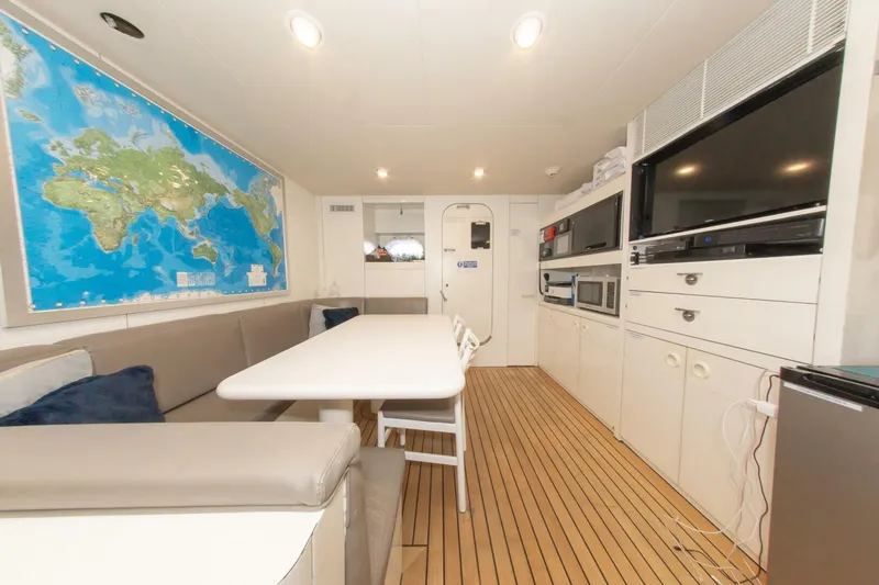 Slide: The Image of 164 OCEANFAST 1989 CREW LOUNGE - 4511311