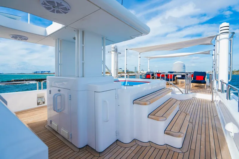 Slide: The Image of 164 OCEANFAST 1989 FLYBRIDGE AREA - 4511315