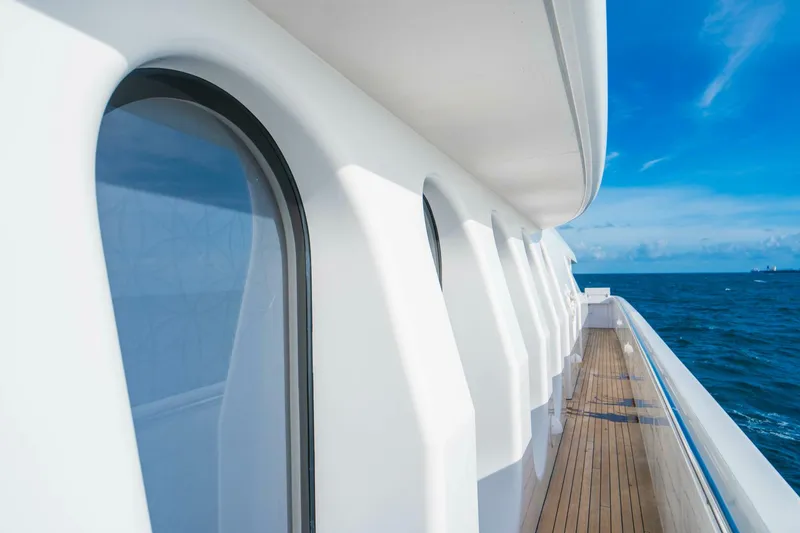 Slide: The Image of 164 OCEANFAST 1989 2ND DECK PASSAGEWAY 2 - 4511290