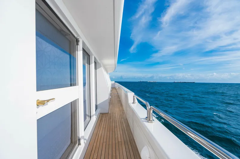 Slide: The Image of 164 OCEANFAST 1989 2ND DECK PASSAGEWAY - 4511291