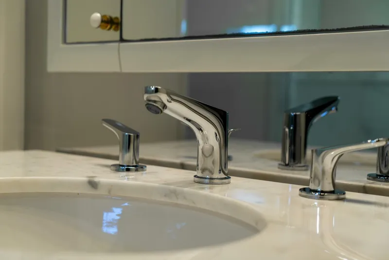 Slide: The Image of 164 OCEANFAST 1989 BATHROOM DETAIL 2 - 4511385