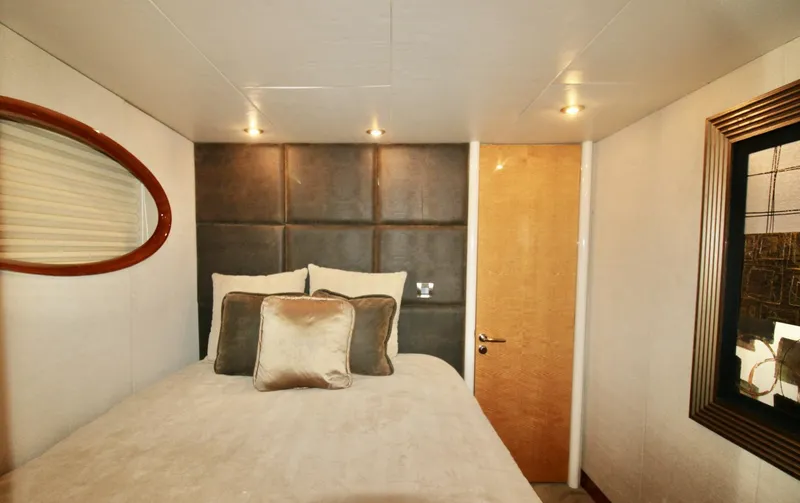 Slide: The Image of 2007 Lazzara 74 Motor Yacht Kathleen - 4688329