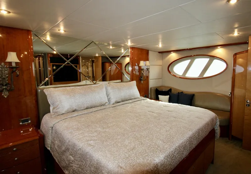 Slide: The Image of 2007 Lazzara 74 Motor Yacht Kathleen - 4688320