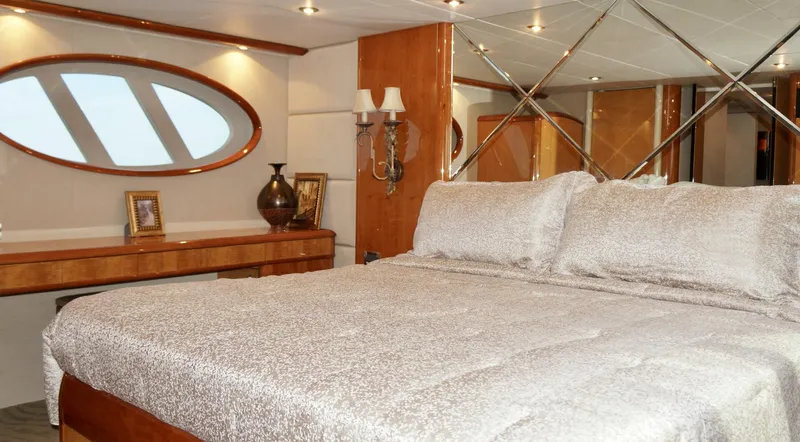 Slide: The Image of 2007 Lazzara 74 Motor Yacht Kathleen - 4688253
