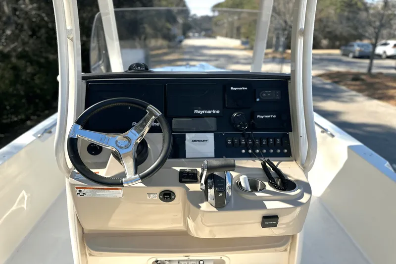 Slide: The Image of Boston Whaler 240 DAUNTLESS 2021 - 12