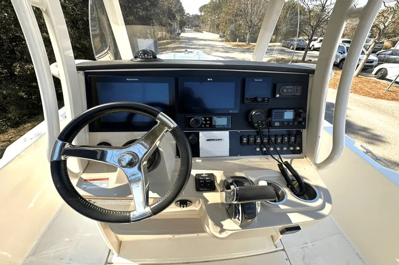 Slide: The Image of Boston Whaler 240 DAUNTLESS 2021 - 13