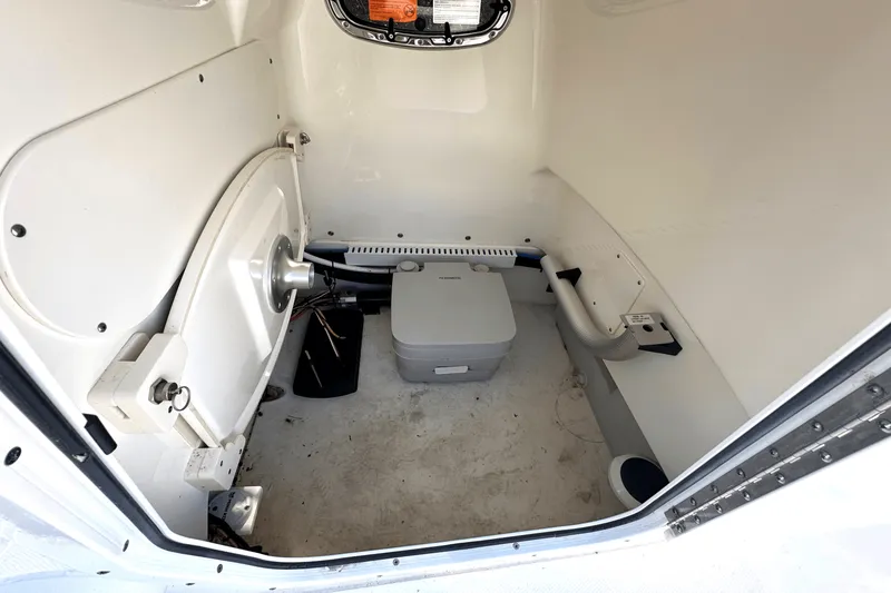 Slide: The Image of Boston Whaler 240 DAUNTLESS 2021 - 17