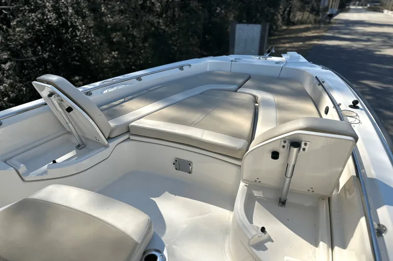 Slide: The Image of Boston Whaler 240 DAUNTLESS 2021 - 18