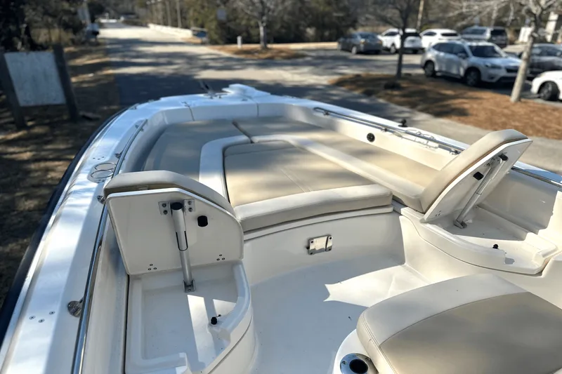 Slide: The Image of Boston Whaler 240 DAUNTLESS 2021 - 19