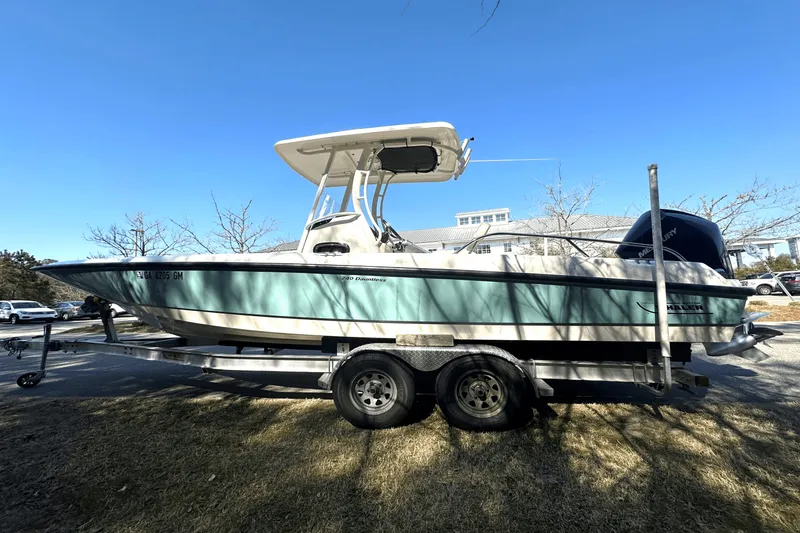 Slide: The Image of Boston Whaler 240 DAUNTLESS 2021 - 2