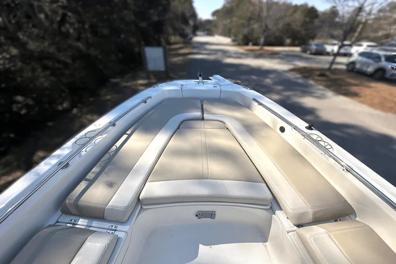 Slide: The Image of Boston Whaler 240 DAUNTLESS 2021 - 20