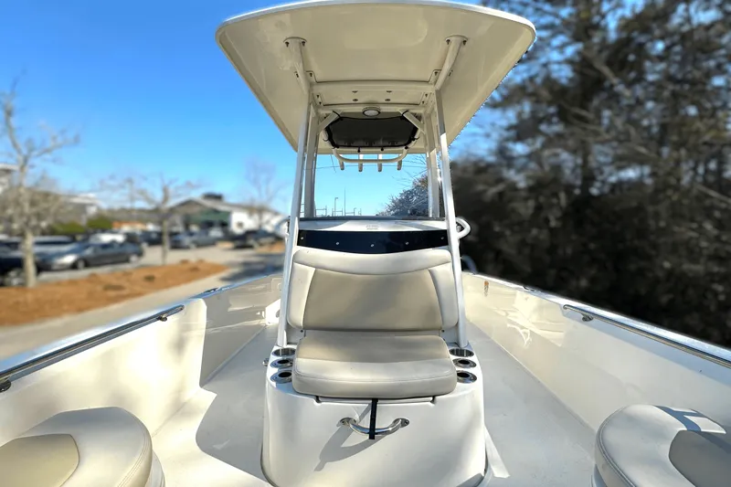 Slide: The Image of Boston Whaler 240 DAUNTLESS 2021 - 21
