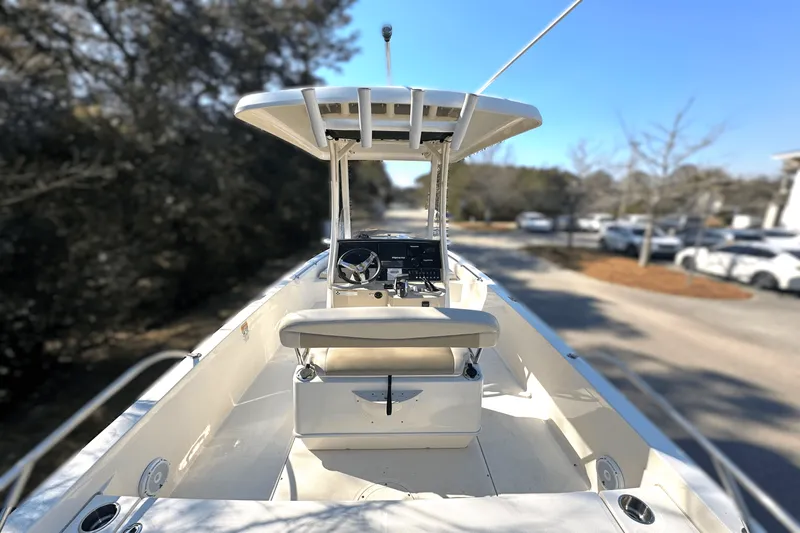 Slide: The Image of Boston Whaler 240 DAUNTLESS 2021 - 5