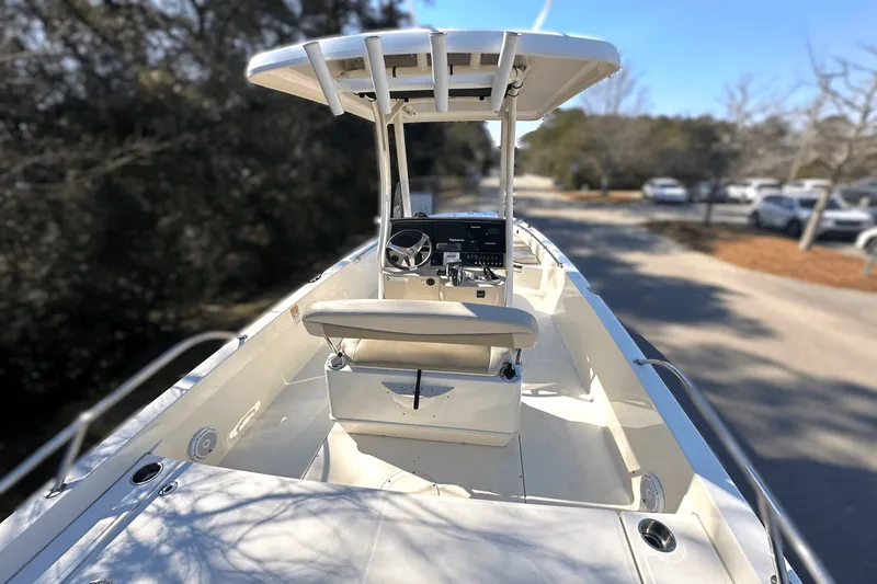 Slide: The Image of Boston Whaler 240 DAUNTLESS 2021 - 6
