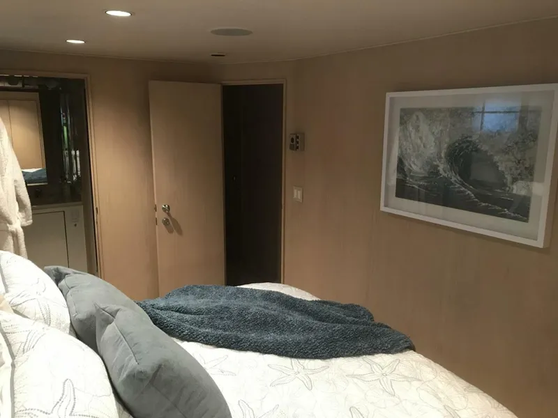 Slide: The Image of Port Queen VIP   - 4531308