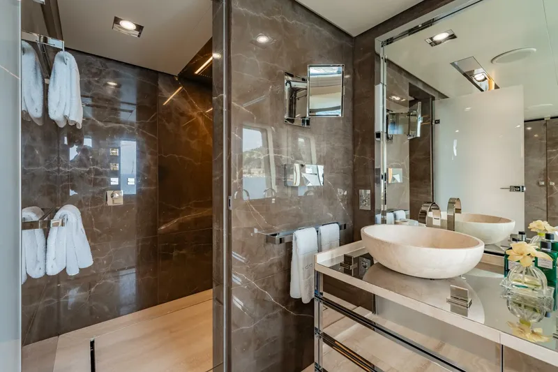 Slide: The Image of Loon 221'  Main Deck Master Ensuite - 4528215