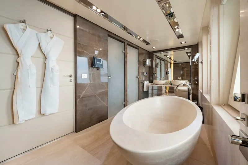 Slide: The Image of Loon 221' Main Deck Master Ensuite - 4528216