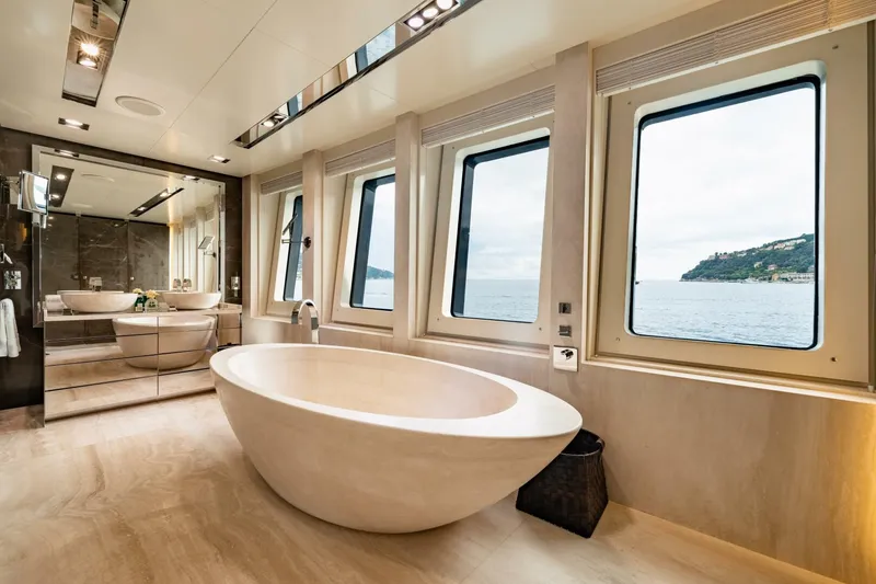 Slide: The Image of Loon 221' Main Deck Master Ensuite - 4528217
