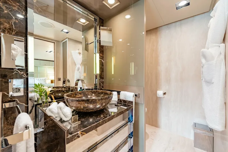 Slide: The Image of Loon 221' Lower Deck Starboard Aft Guest Ensuite - 4528220