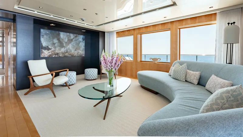 Slide: The Image of Loon 221'  Skylounge Deck Salon - 4528238
