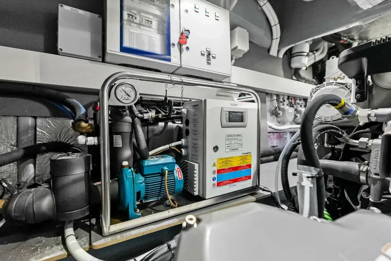 Slide: The Image of Absolute 47 Fly - Engine Room - 5539973