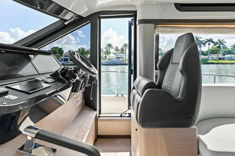 Slide: The Image of 2025 Absolute 47 Fly - Helm - 5540043