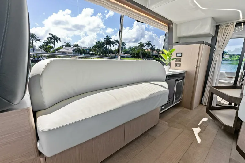 Slide: The Image of 2025 Absolute 47 Fly - Salon Seating  - 5540051