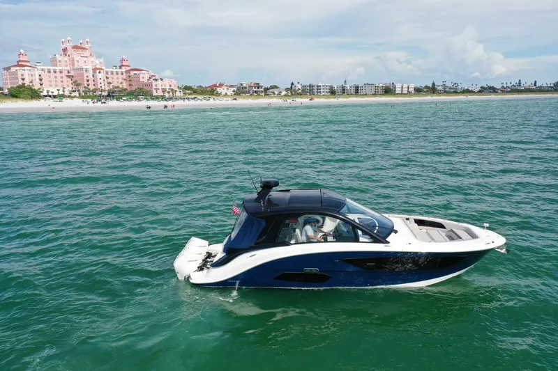 Slide: The Image of Sea Ray 37 2022 - 4544523