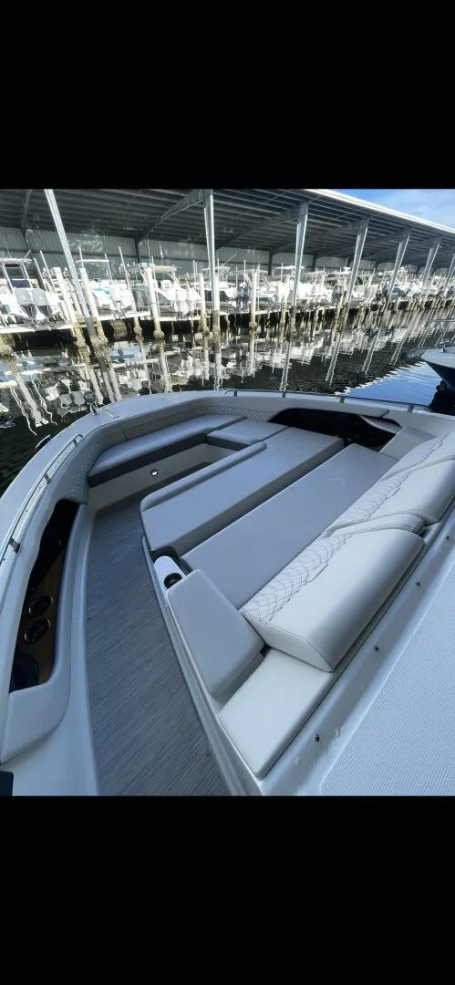 Slide: The Image of Sea Ray 37 2022 - 4544644