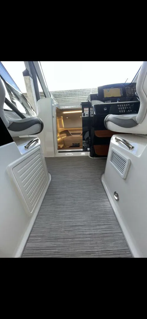 Slide: The Image of Sea Ray 37 2022 - 4544650