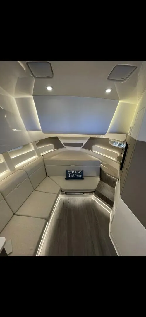 Slide: The Image of Sea Ray 37 2022 - 4544667