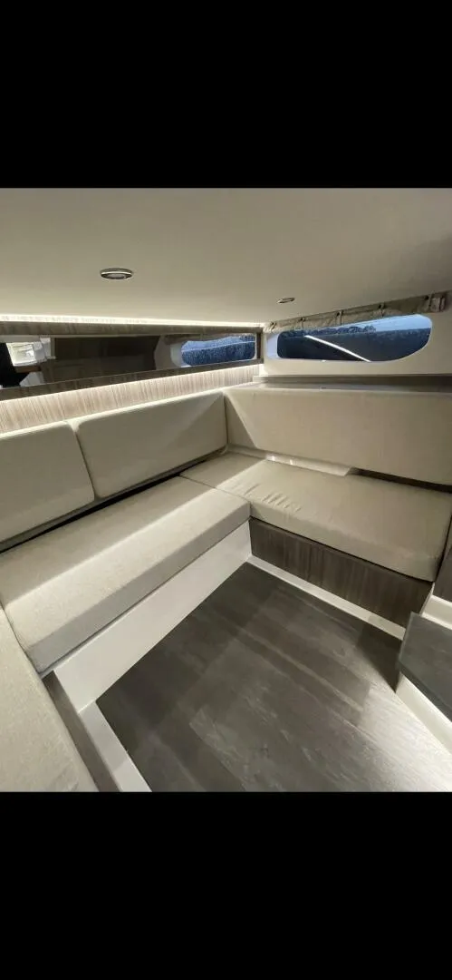 Slide: The Image of Sea Ray 37 2022 - 4544674