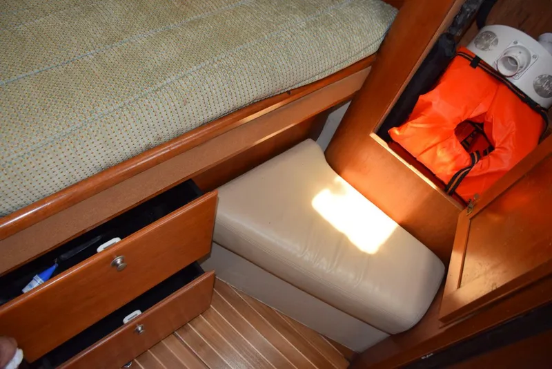 Slide: The Image of Drawers, Changing Seat, Hanging Locker   - 4549392