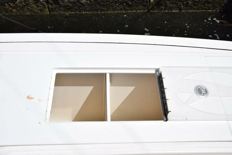 Slide: The Image of Separated Bait Space and Clear Lid   - 4549400