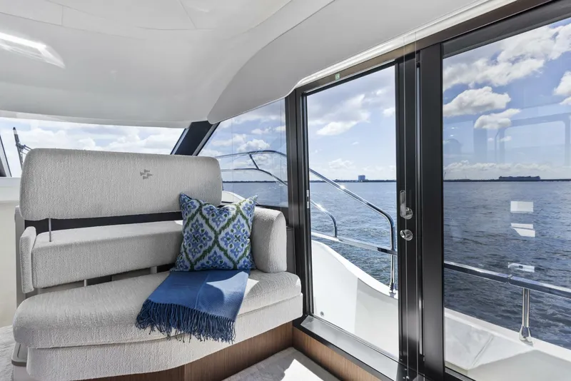 Slide: The Image of 2026 Prestige F5.7 Flybridge - Salon - 5618521