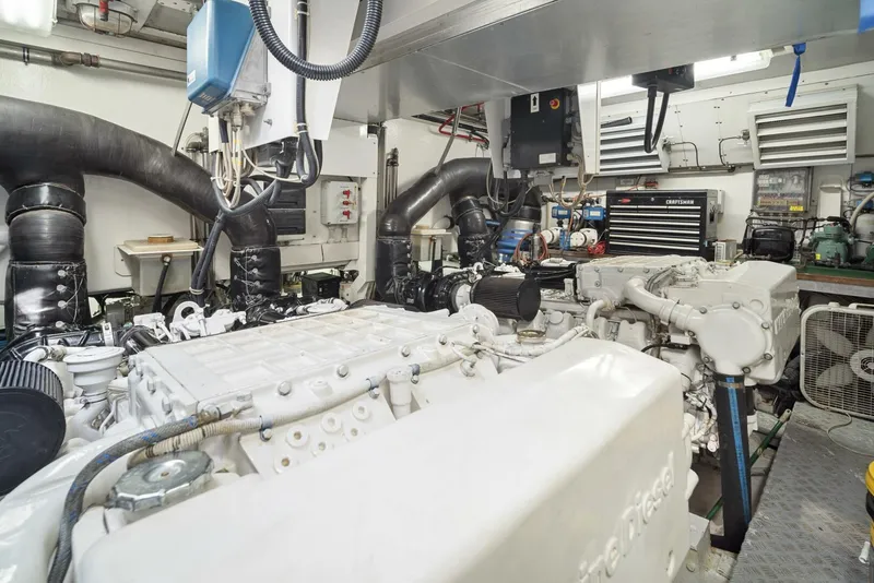 Slide: The Image of Mangusta 72 2001 - 4564662